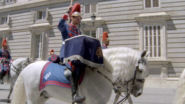 西班牙马德里皇家宫殿，皇家卫队在马背上列队视频素材