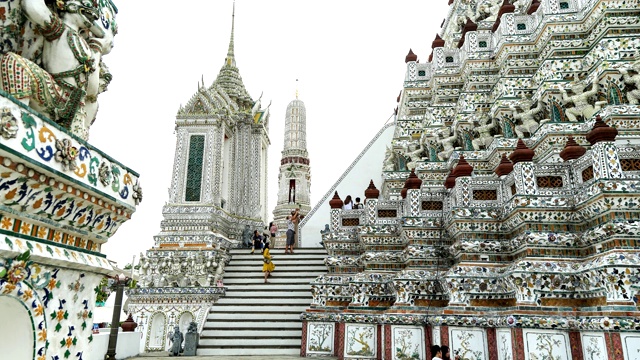 时间流逝从Wat Arun与许多游客从手机或相机拍照视频素材