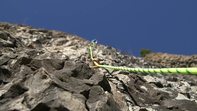 攀岩绳上山，近景低角度视频素材