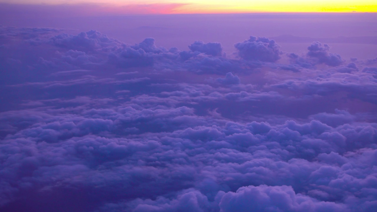 飞翔在五彩缤纷的天空，在夕阳下飞翔着美丽的云朵视频下载