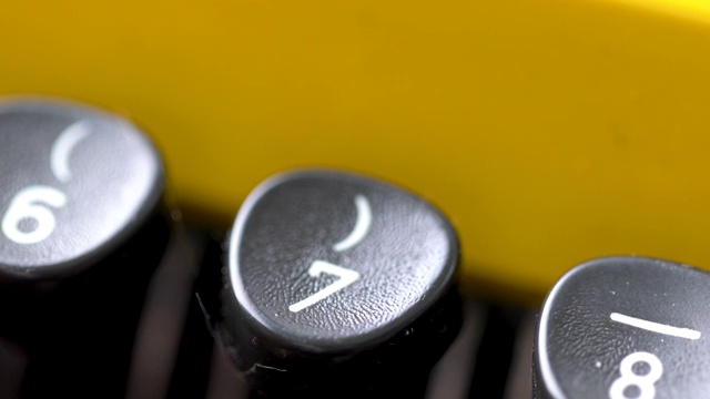 4K近距离的信件在复古风格的打字机在工作室视频下载