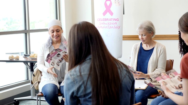 一位患有乳腺癌的妇女领导支持小组视频素材