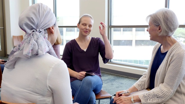 妇女参加乳腺癌互助小组视频素材