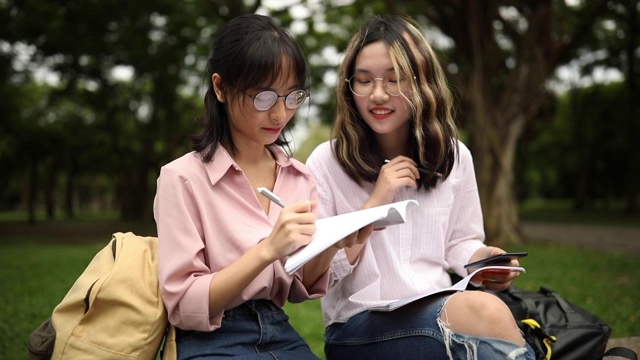 快乐的台湾女孩在公园里学习视频下载