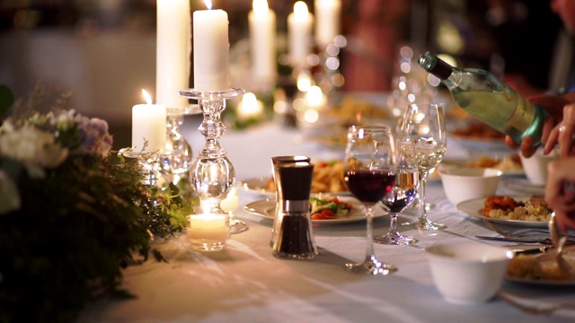 为晚宴或婚宴布置的浪漫餐桌。视频素材