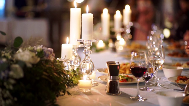 户外餐桌，用于宴会或婚宴。视频素材
