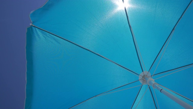 海滩上的遮阳伞可以防晒视频下载