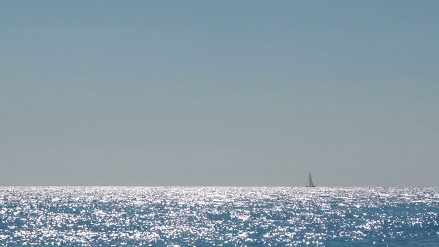 大海被阳光和远处的小船遮蔽视频素材