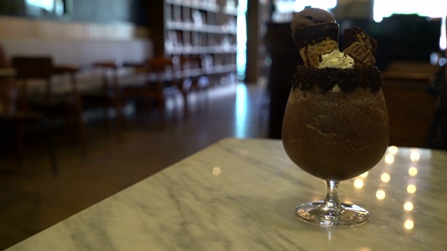 冰巧克力奶昔加巧克力视频素材