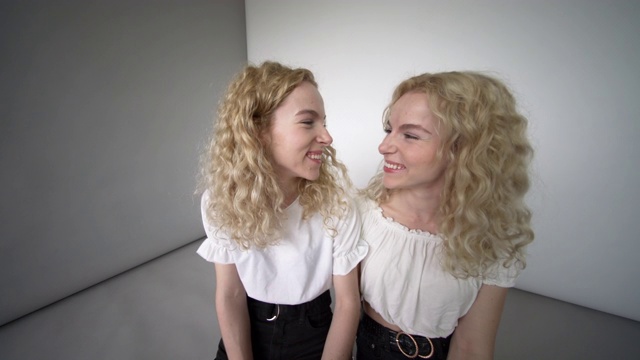 同卵双胞胎姐妹古怪的工作室肖像。视频素材