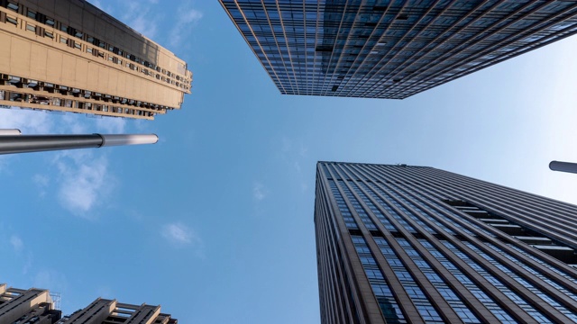 现代化的商业大厦拥有蓝天，时光流逝4k，倾斜向下视频素材