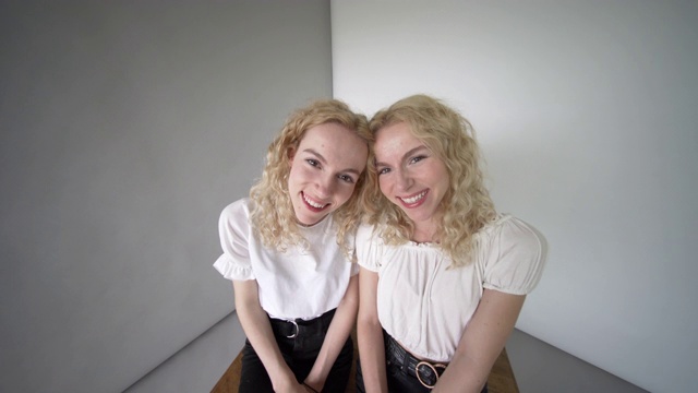 同卵双胞胎姐妹古怪的工作室肖像。视频素材