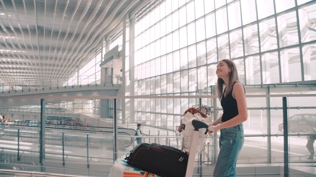 飞机上的乘客步行把行李拖到登机口。在旅客大厅视频素材