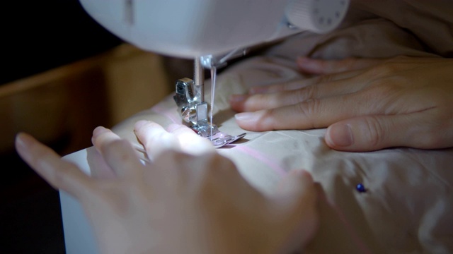 女裁缝使用缝纫机的双手视频素材