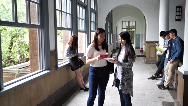 中国学生在校园里。视频下载