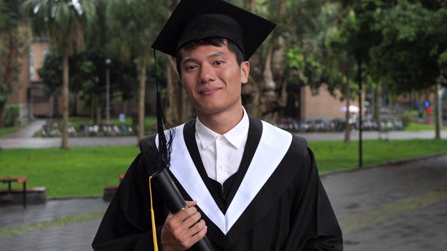 东亚教育-毕业是人生的主要成就。视频下载