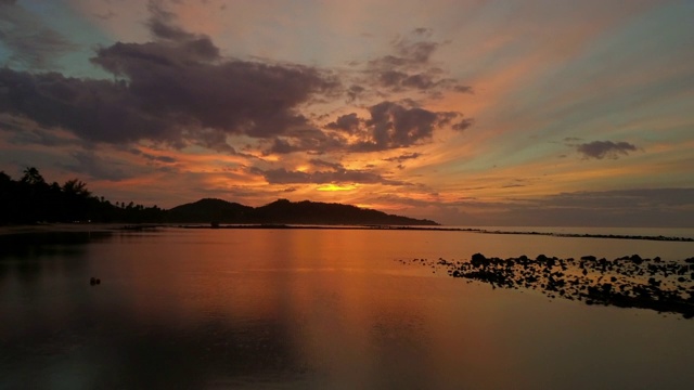 空中拍摄:泰国苏梅岛热带海滩上的美丽日落视频素材
