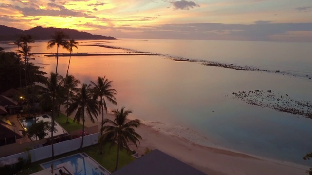 航拍:泰国苏梅岛迷人的热带海滩上美丽的日落视频素材