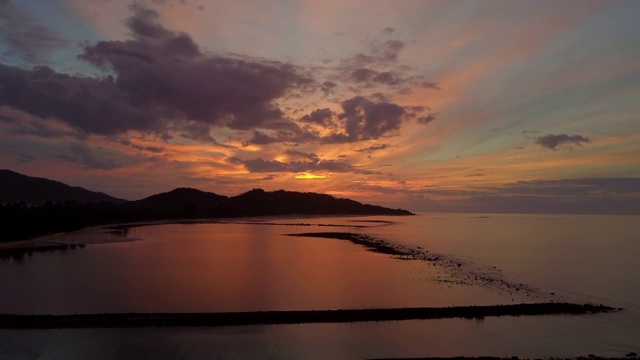 空中向前:泰国苏梅岛热带海滩上令人惊叹的日落视频素材