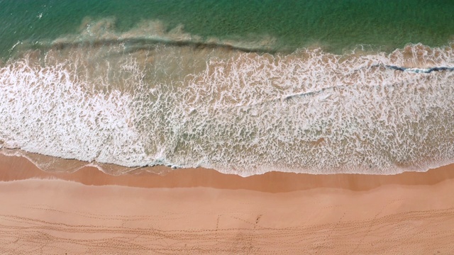 海滩和冲浪的鸟瞰图视频素材