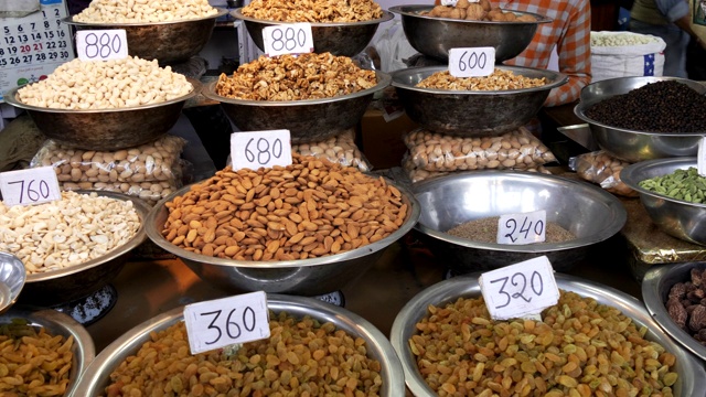放大图片，印度旧德里的香料市场上的干果和坚果视频素材