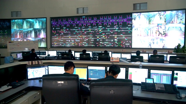 在中国陕西西安地铁的控制中心。视频素材