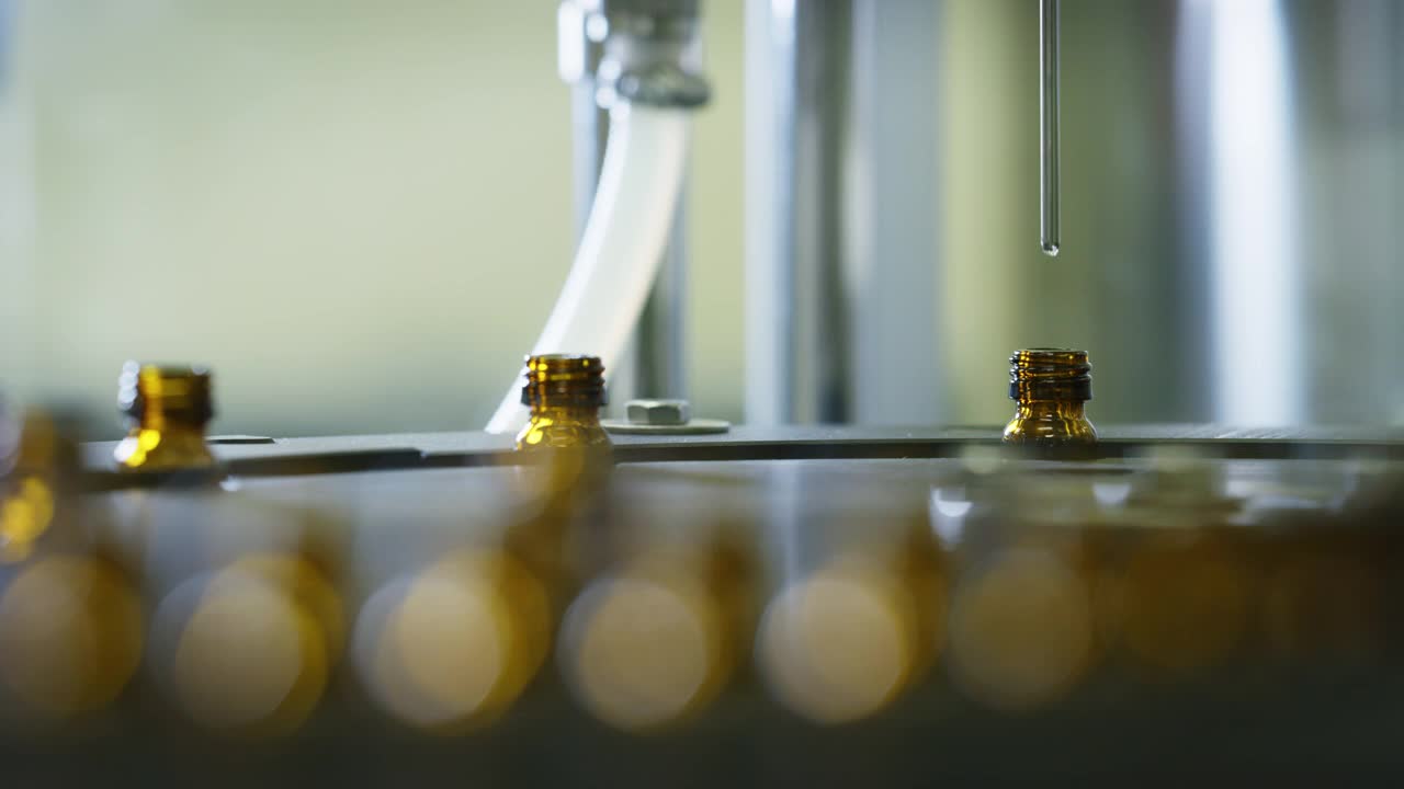 某制药厂自动流水线玻璃瓶药品生产近景。视频下载