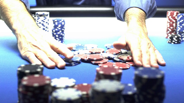在赌场中获胜的成功扑克玩家视频素材