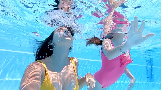 年轻女子在水下视频下载
