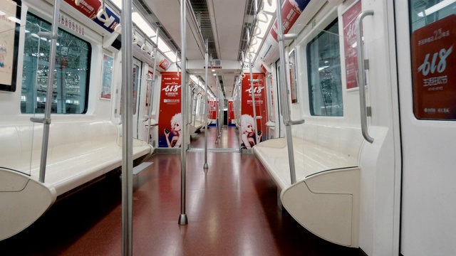 中国西安空荡的地铁里。视频下载