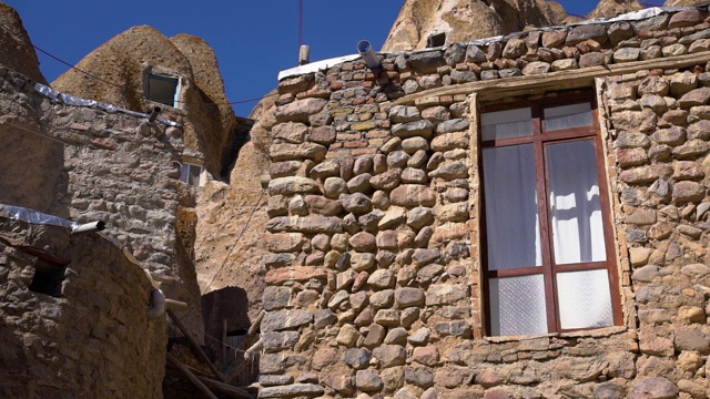 用石头和石头建造的多扇窗户视频素材