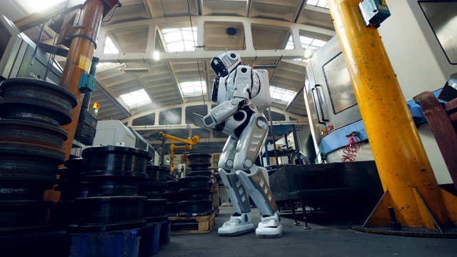 人形机器人正在检查厂房视频素材