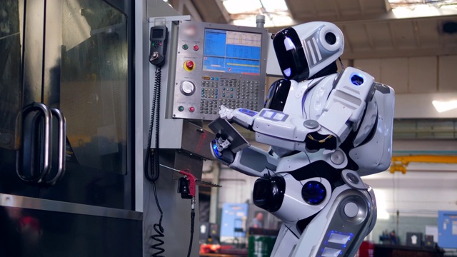 一个仿生机器人正在管理一个控制面板视频素材