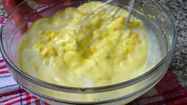 蛋奶糊用鸡蛋和牛奶混合。奶油的准备。视频素材