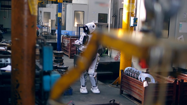 机器人操作平板电脑的工厂视频素材