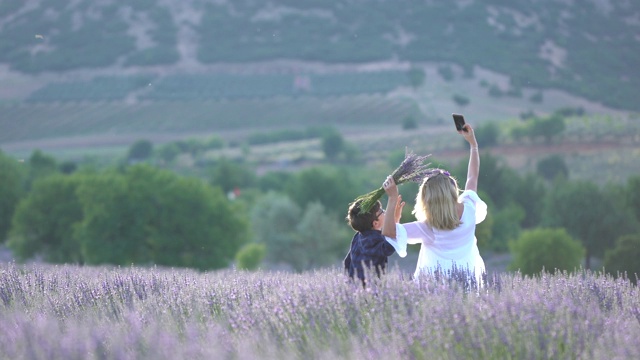 幸福的女人和她的儿子在薰衣草花地里视频下载