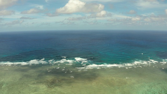 海景，蔚蓝的大海，云和岛屿的天空视频素材