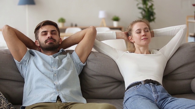 冷静的年轻夫妇在舒适的沙发上休息视频素材
