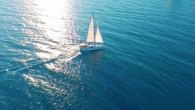 鸟瞰图。游艇在晴朗的日子航行在公海上。海上的帆船视频下载