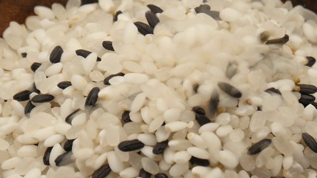 生米落在木碗上视频素材