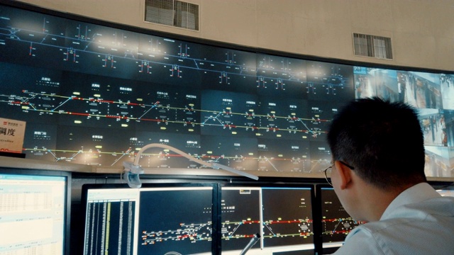 在中国陕西西安地铁的控制中心。视频素材