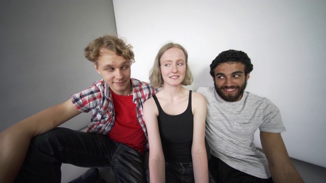 一个古怪的广角肖像三个年轻人视频素材