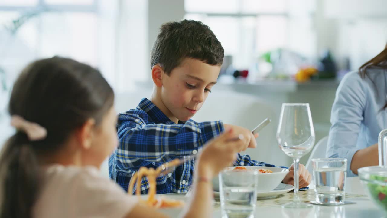 慢镜头，幸福的一家人在餐厅吃着意大利面食。视频素材
