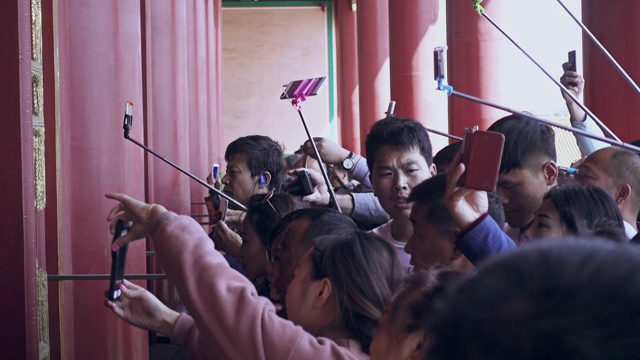 成群的游客走近紫禁城的故宫博物院视频下载