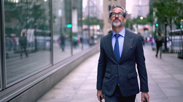 成熟的白人男性企业家戴眼镜提供眼睛保护视频下载