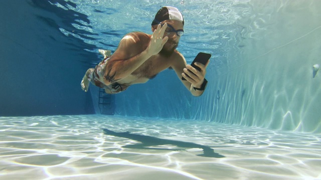 工作狂在水下使用手机视频素材