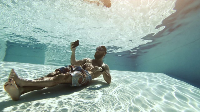 在水下用手机自拍视频素材