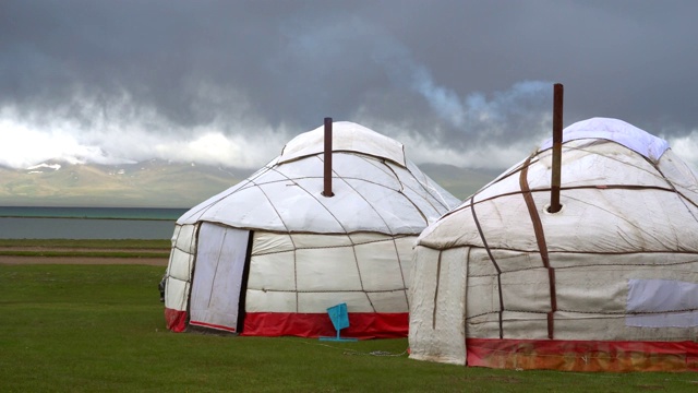吉尔吉斯斯坦宋科尔湖的游牧帐篷，被称为蒙古包视频素材