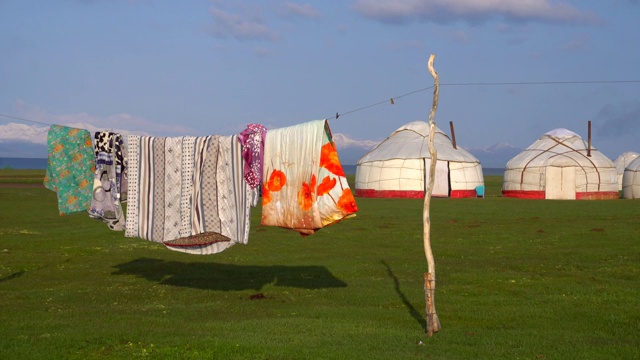 吉尔吉斯斯坦宋科尔湖的游牧帐篷，被称为蒙古包视频素材