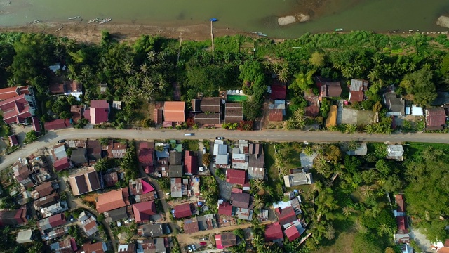 老挝澜沧江畔的琅勃拉邦。城里的路。家乡的街道。视频素材